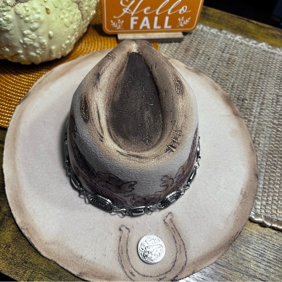 Buck Horn and  Horseshoe Burnt Rancher with Unique Concho and Concho Band. - Picture 3 of 12